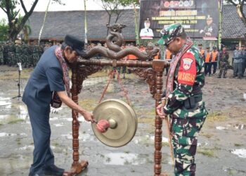 Wakil Bupati Demak, Muhammad Badruddin didampingi Dandim 0716/Demak memukul gong tandai pembukaan TMMD Sengkuyung Tahap II. Foto : Burhan/Lingkar