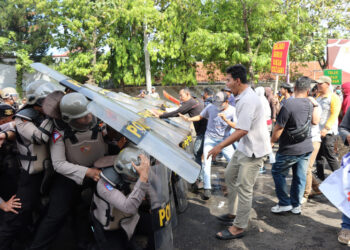 Simulasi penanganan aksi massa yang melakukan unjukrasa di Batang, Kamis (23/4). Foto: Dok. Polres Batang