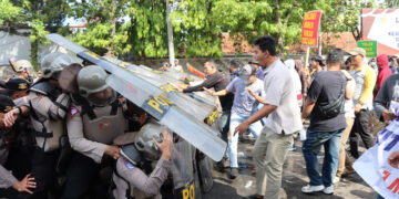 Simulasi penanganan aksi massa yang melakukan unjukrasa di Batang, Kamis (23/4). Foto: Dok. Polres Batang