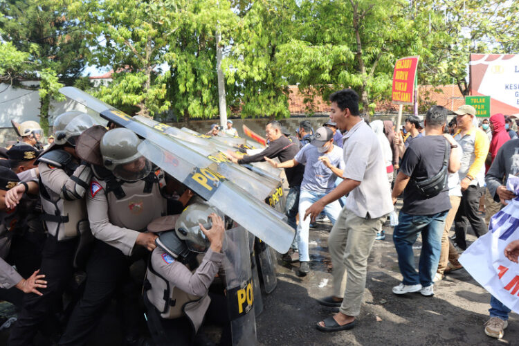 Simulasi penanganan aksi massa yang melakukan unjukrasa di Batang, Kamis (23/4). Foto: Dok. Polres Batang