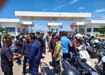 Sejumlah warga dari Desa Sampih, Wangandowo, dan Sokosari berkumpul di depan PT Hardases Abadi Indonesia (HAI), Kecamatan Bojong, Kabupaten Pekalongan, usai audiensi, Jumat (24/4/2026). Foto : Fahri/Lingkar