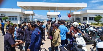 Sejumlah warga dari Desa Sampih, Wangandowo, dan Sokosari berkumpul di depan PT Hardases Abadi Indonesia (HAI), Kecamatan Bojong, Kabupaten Pekalongan, usai audiensi, Jumat (24/4/2026). Foto : Fahri/Lingkar