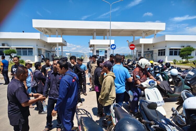 Sejumlah warga dari Desa Sampih, Wangandowo, dan Sokosari berkumpul di depan PT Hardases Abadi Indonesia (HAI), Kecamatan Bojong, Kabupaten Pekalongan, usai audiensi, Jumat (24/4/2026). Foto : Fahri/Lingkar