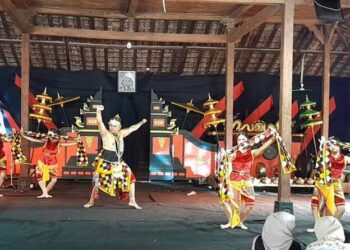 Para penari tampil memukau di acara Langen Budaya Hadilangu ke-8 di Pendopo Notobratan Kadilangu Demak. Foto : Burhan Aslam/Lingkar