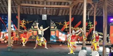 Para penari tampil memukau di acara Langen Budaya Hadilangu ke-8 di Pendopo Notobratan Kadilangu Demak. Foto : Burhan Aslam/Lingkar