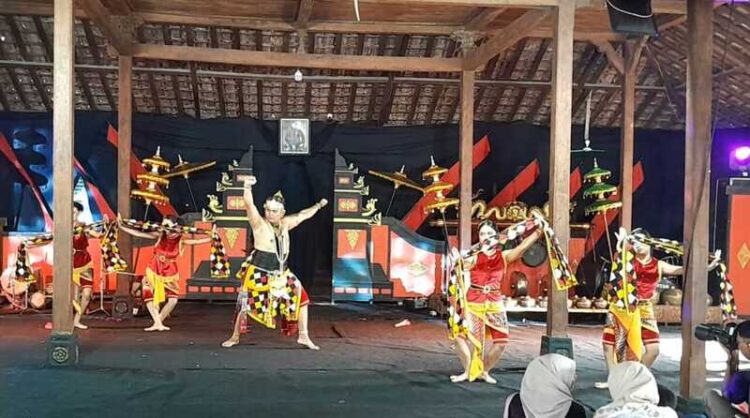 Para penari tampil memukau di acara Langen Budaya Hadilangu ke-8 di Pendopo Notobratan Kadilangu Demak. Foto : Burhan Aslam/Lingkar