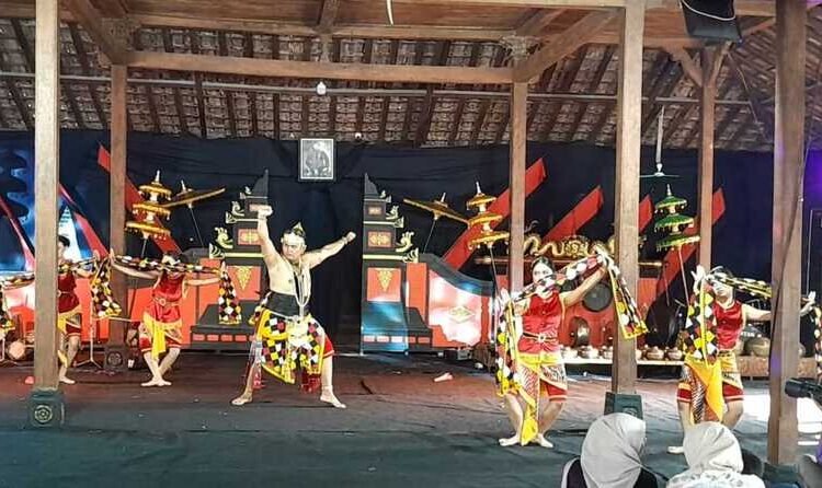 Para penari tampil memukau di acara Langen Budaya Hadilangu ke-8 di Pendopo Notobratan Kadilangu Demak. Foto : Burhan Aslam/Lingkar
