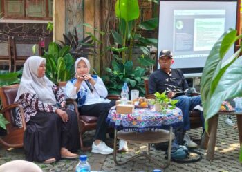 Ketua Dekranasda Batang, Faelasufa Faiz, saat menjadi narasumber dalam sebuah workshop membedah eksistensi Batik Rifaiyah, Rabu (29/4).