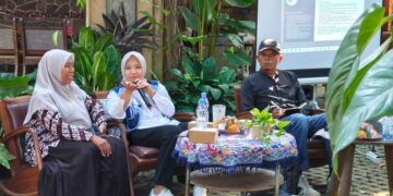 Ketua Dekranasda Batang, Faelasufa Faiz, saat menjadi narasumber dalam sebuah workshop membedah eksistensi Batik Rifaiyah, Rabu (29/4).