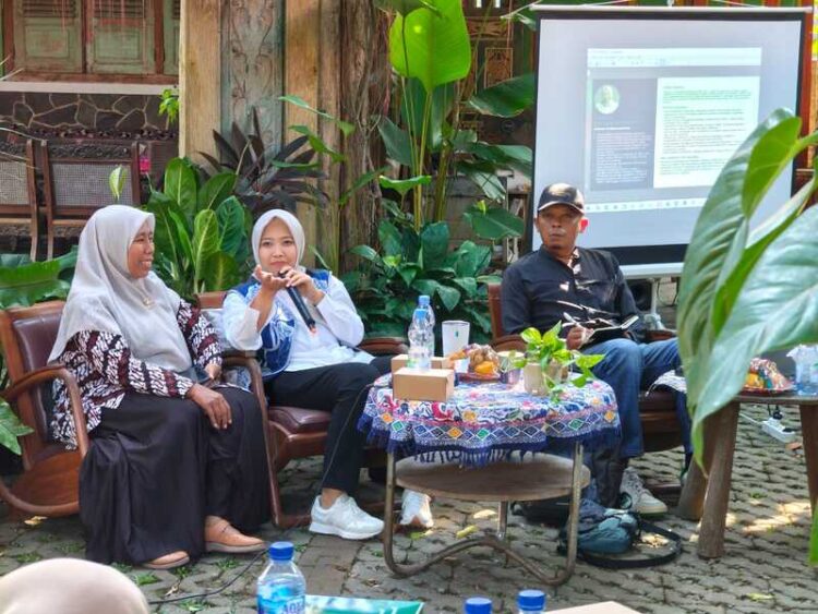 Ketua Dekranasda Batang, Faelasufa Faiz, saat menjadi narasumber dalam sebuah workshop membedah eksistensi Batik Rifaiyah, Rabu (29/4).