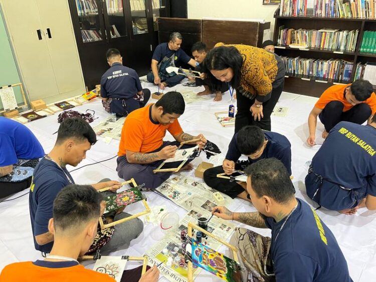 Sejumlah warga binaan pemasyarakatan Rutan Salatiga belajar membatik di aula Rutan, Rabu, 29 April 2026. Foto : Dok. Humas Rutan Salatiga/Lingkar