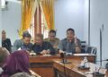 Sejumlah korban aplikasi snapboost beraudiensi di DPRD Blora. Foto : Eko Wicaksono/Lingkar