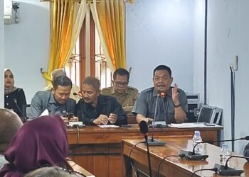 Sejumlah korban aplikasi snapboost beraudiensi di DPRD Blora. Foto : Eko Wicaksono/Lingkar