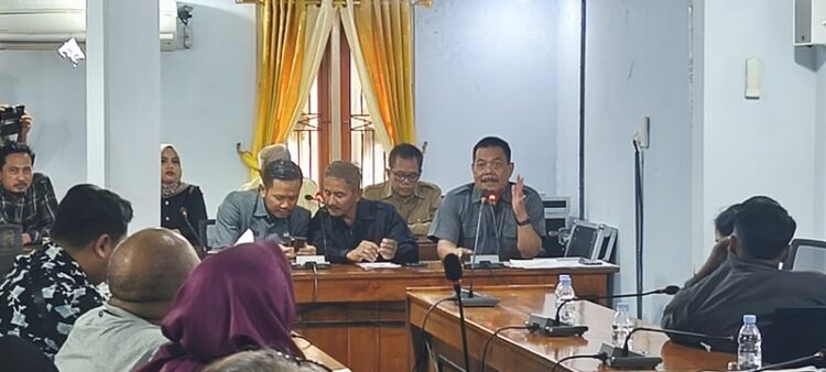 Sejumlah korban aplikasi snapboost beraudiensi di DPRD Blora. Foto : Eko Wicaksono/Lingkar