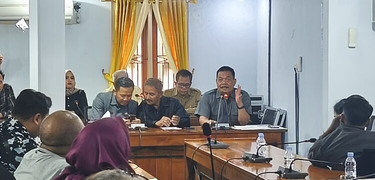Penanganan Kasus Snapboost, DPRD Blora Dorong Jaringan Offline Harus Dikejar 25 Sejumlah korban aplikasi snapboost beraudiensi di DPRD Blora. Foto : Eko Wicaksono/Lingkar