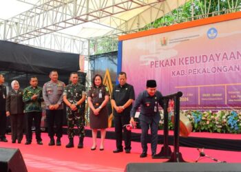 Plt. Bupati Pekalongan Sukirman membuka Pekan Kebudayaan Daerah 2026 di Halaman Disdikbud Kabupaten Pekalongan, Kamis (30/04/2026). Foto : Fahri Akbar/Lingkar