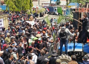 BERJUBEL : Aksi Massa petani tebu Blora gruduk Rumah Dinas Bupati Blora, Kamis (2/4/2026). Foto : Eko Wicaksono / Lingkar
