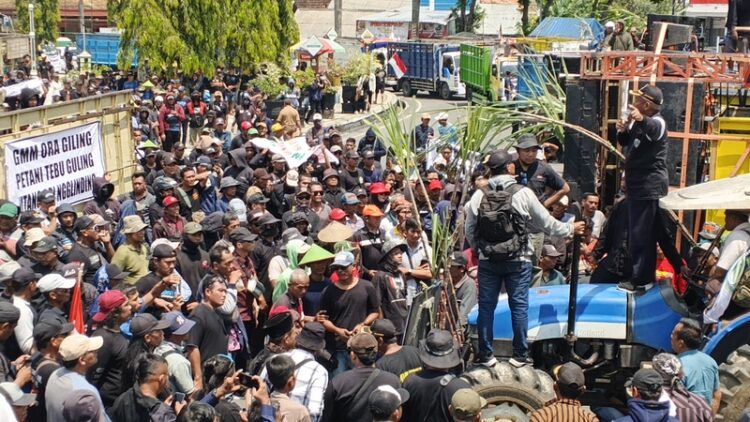 BERJUBEL : Aksi Massa petani tebu Blora gruduk Rumah Dinas Bupati Blora, Kamis (2/4/2026). Foto : Eko Wicaksono / Lingkar