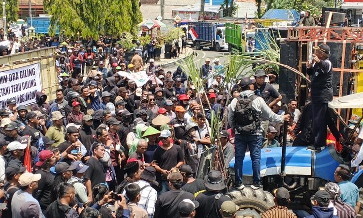 BERJUBEL : Aksi Massa petani tebu Blora gruduk Rumah Dinas Bupati Blora, Kamis (2/4/2026). Foto : Eko Wicaksono / Lingkar