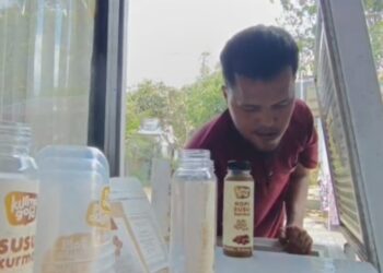 KEMAS BARANG : Salah seorang pelaku UMKM di Tingkir, Salatiga mengemas barang dagangannya, Selasa, 7 April 2026. Foto : Angga Rosa/Lingkar