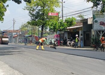 PROSES : Perbaikan jalan nasional di Blora. Foto : Eko Wicaksono/Lingkar