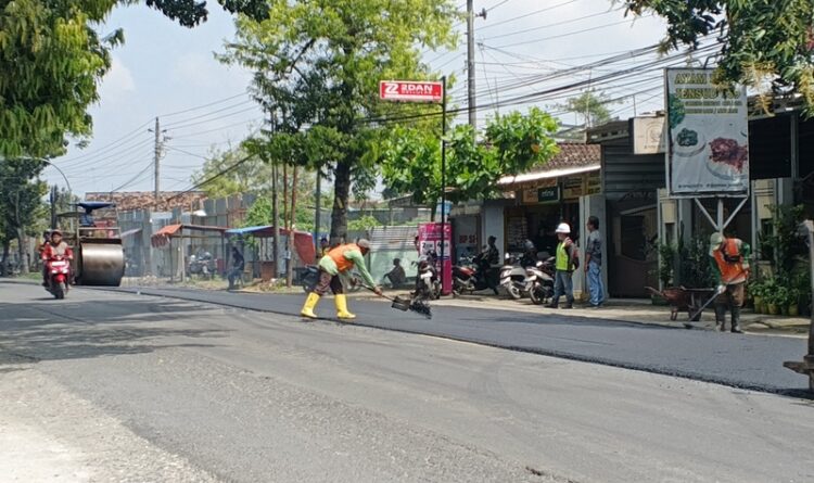 Rehabilitasi Jalan Nasional di Blora Dilanjutkan, Sempat Mandek Saat Masa Mudik Lebaran 25 PROSES : Perbaikan jalan nasional di Blora. Foto : Eko Wicaksono/Lingkar
