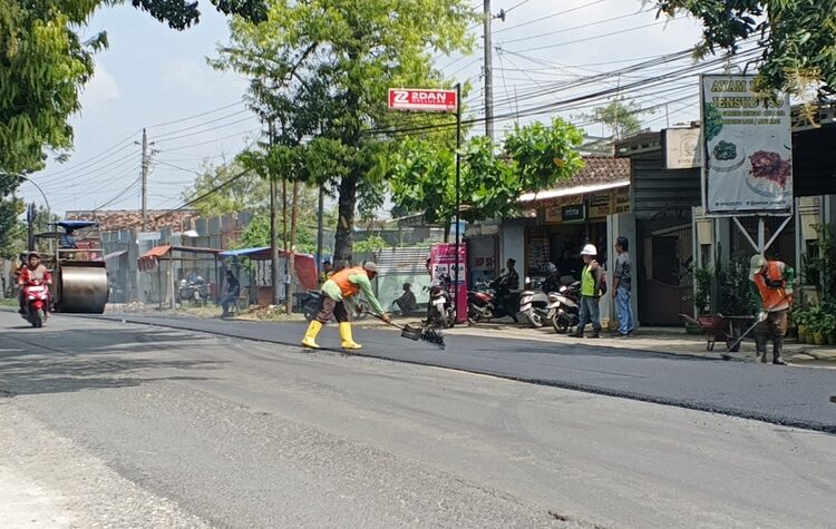PROSES : Perbaikan jalan nasional di Blora. Foto : Eko Wicaksono/Lingkar