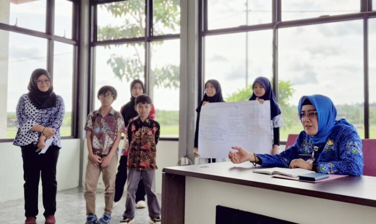 Sejumlah siswa saat memaparkan inovasi mereka kepada Kebudayaan dan Pariwisata (Disbudpar) Salatiga, Henni Mulyani di Taman Wisata Sejarah Salatiga (TWSS), Kamis (30/4/2026). Foto : Angga Rosa/Lingkar