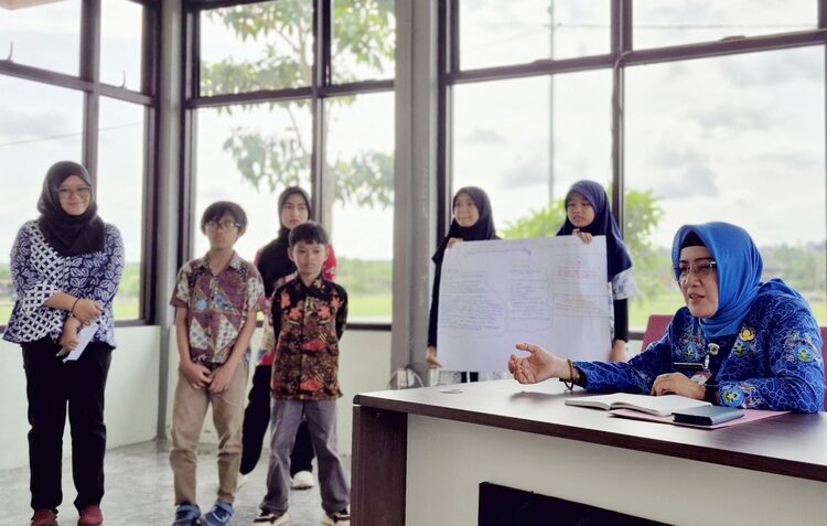 Sejumlah siswa saat memaparkan inovasi mereka kepada Kebudayaan dan Pariwisata (Disbudpar) Salatiga, Henni Mulyani di Taman Wisata Sejarah Salatiga (TWSS), Kamis (30/4/2026). Foto : Angga Rosa/Lingkar