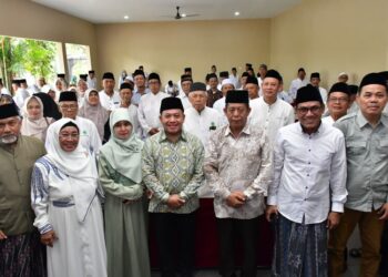 Halal Bihalal IPHI, Plt Bupati Pekalongan Ajak Para Haji Dukung Program Pemerintah 25 Plt Bupati Pekalongan, Sukirman, bersama jajaran pejabat dan pengurus IPHI menghadiri Halal Bihalal IPHI Kabupaten Pekalongan di Desa Kayugeritan, Kecamatan Karanganyar, Minggu, 5 April 2026. (Fahri Akbar/Lingkarjateng.id)