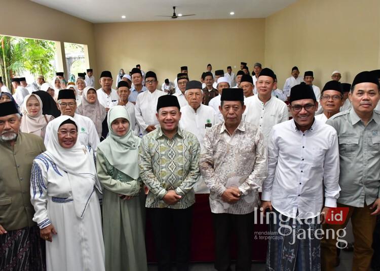 Halal Bihalal IPHI, Plt Bupati Pekalongan Ajak Para Haji Dukung Program Pemerintah 25 Plt Bupati Pekalongan, Sukirman, bersama jajaran pejabat dan pengurus IPHI menghadiri Halal Bihalal IPHI Kabupaten Pekalongan di Desa Kayugeritan, Kecamatan Karanganyar, Minggu, 5 April 2026. (Fahri Akbar/Lingkarjateng.id)
