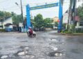 Kondisi jalan rusak di depan pintu masuk Terminal Kembangjoyo, Kabupaten Pati. (Lingkarjateng Group Network/Lingkarjateng.id)