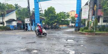 Kondisi jalan rusak di depan pintu masuk Terminal Kembangjoyo, Kabupaten Pati. (Lingkarjateng Group Network/Lingkarjateng.id)