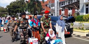 Petugas membantu para haji berkursi roda saat diberangkatkan dari Pendopo Tumneggung Bahurekso, Kabupaten Kendal pada Senin, 27 April 2026. (Anik Kustiani/Lingkarjateng.id)