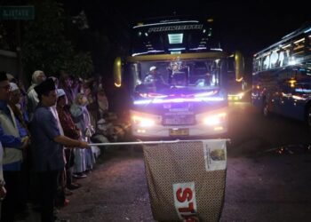 Wali Kota Pekalongan, Achmad Afzan Arslan Djunaid, melepas calon jemaah haji Kloter 14 SOC di GOR Jetayu, Sabtu, 25 April 2026 dini hari. (Fahri Akbar/Lingkarjateng.id)