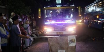 Wali Kota Pekalongan, Achmad Afzan Arslan Djunaid, melepas calon jemaah haji Kloter 14 SOC di GOR Jetayu, Sabtu, 25 April 2026 dini hari. (Fahri Akbar/Lingkarjateng.id)