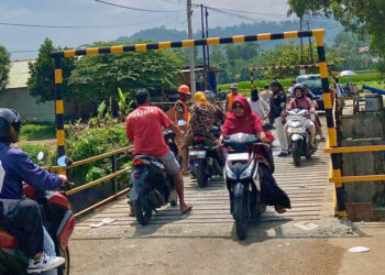 Warga melintasi Jembatan Kalibelo di Kabupaten Batang. (Humas Pemkab Batang/Lingkarjateng.id)