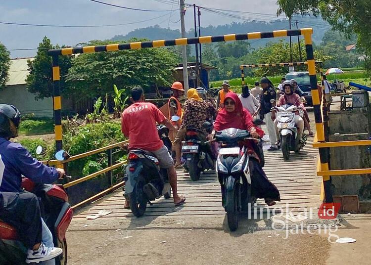 Digelontor Rp8,4 Miliar, Rekonstruksi Jembatan Kalibelo Batang Ditarget Rampung November 25 Warga melintasi Jembatan Kalibelo di Kabupaten Batang. (Humas Pemkab Batang/Lingkarjateng.id)