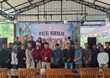 Foto bersama keluarga dalam Halal bihalal Lingkar Jateng Group di Resto Joglo, Kabupaten Jepara, Sabtu, 18 April 2026. (Lingkarjateng.id)