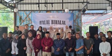 Foto bersama keluarga dalam Halal bihalal Lingkar Jateng Group di Resto Joglo, Kabupaten Jepara, Sabtu, 18 April 2026. (Lingkarjateng.id)
