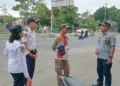 Petugas Dishub Pati saat memberi sosialisasi kepada juru parkir di sekitar Alun-alun Simpang Lima Pati. (Lingkarjateng Group Network/Lingkarjateng.id)