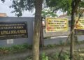 Spanduk protes pengisian perangkat desa dipasang di depan Kantor Kepala Desa Sumber, Kecamatan Sumber, Kabupaten Rembang. (Vicky Rio/Lingkarjateng.id)
