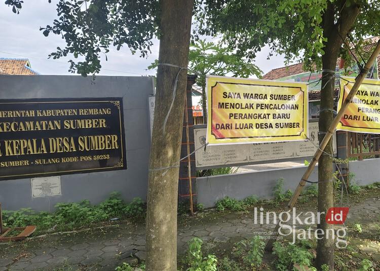 Polemik Seleksi Perades Sumber Rembang, Kades Geser Sejumlah Perangkat Desa 25 Spanduk protes pengisian perangkat desa dipasang di depan Kantor Kepala Desa Sumber, Kecamatan Sumber, Kabupaten Rembang. (Vicky Rio/Lingkarjateng.id)