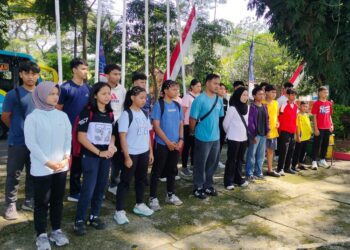 Pelepasan kontingen karate di kompleks Alun-alun Purwodadi, Kabupaten Grobogan, pada Jumat, 3 April 2026. (Ahmad Abror/Lingkarjateng.id)