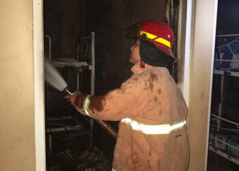 Petugas damkar memadamkan api yang membakar kamar santri di Ponpes Al-Wustho, Desa Bandungrejo, Kecamatan Kalinyamatan, Kabupaten Jepara, Kamis siang, 2 April 2026. (Tomi Budianto/Lingkarjateng.id)