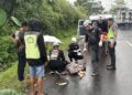 Kecelakaan di JLS Salatiga Terjadi Lagi, Pengendara Motor Tabrak Truk 34 EVAKUASI: Anggota Polres Salatiga menutupi korban kecelakaan di jalan lingkar selatan (JLS) Salatiga tepatnya di simpang empat Pulutan, Kelurahan Pulutan, Kecamatan Sidorejo, Senin sore, 6 April 2026. (Humas Polres Salatiga/Lingkarjateng.id)