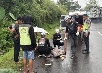 Kecelakaan di JLS Salatiga Terjadi Lagi, Pengendara Motor Tabrak Truk 27 EVAKUASI: Anggota Polres Salatiga menutupi korban kecelakaan di jalan lingkar selatan (JLS) Salatiga tepatnya di simpang empat Pulutan, Kelurahan Pulutan, Kecamatan Sidorejo, Senin sore, 6 April 2026. (Humas Polres Salatiga/Lingkarjateng.id)