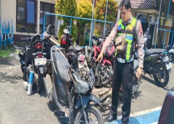Polisi menujukkan sepeda motor Honda Vario yang dikendarai korban menabrak truk parkir di Jalan Pantura wilayah Kecamatan Tulis, Kabupaten Batang, Minggu, 12 April 2026. (Antara/Lingkarjateng.id)
