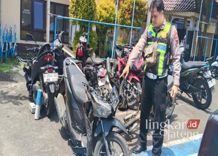 Kecelakaan Motor Tabrak Truk Parkir di Jalan Pantura Tulis Batang, 2 Orang Tewas 25 Polisi menujukkan sepeda motor Honda Vario yang dikendarai korban menabrak truk parkir di Jalan Pantura wilayah Kecamatan Tulis, Kabupaten Batang, Minggu, 12 April 2026. (Antara/Lingkarjateng.id)