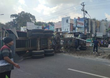 Truk kecelakaan di Turunan Silayur, Kecamatan Ngaliyan, Kota Semarang, Jumat, 10 April 2026. (Syahril Muadz/Lingkarjateng.id)